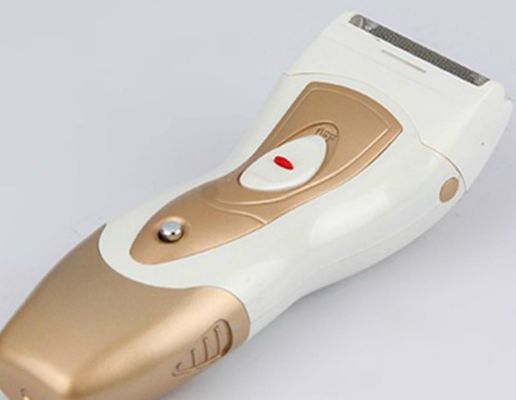 バッテリー に 動かさ れる 男性 の 電気 剃り 機 で 近く で 快適 に 剃る