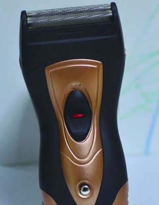 バッテリー に 動かさ れる 男性 の 電気 剃り 機 で 近く で 快適 に 剃る