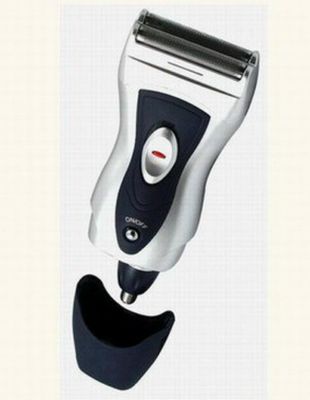 バッテリー に 動かさ れる 男性 の 電気 剃り 機 で 近く で 快適 に 剃る