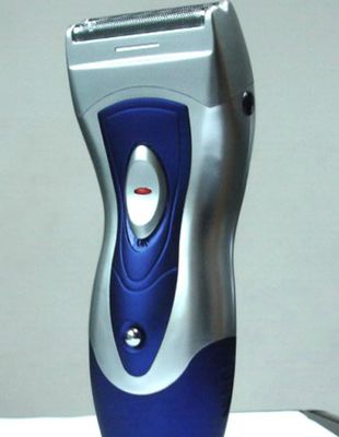バッテリー に 動かさ れる 男性 の 電気 剃り 機 で 近く で 快適 に 剃る